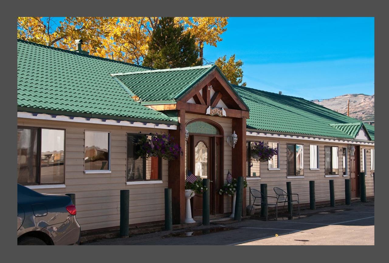 Dancing Bears Inn East Glacier Park Village Exterior photo