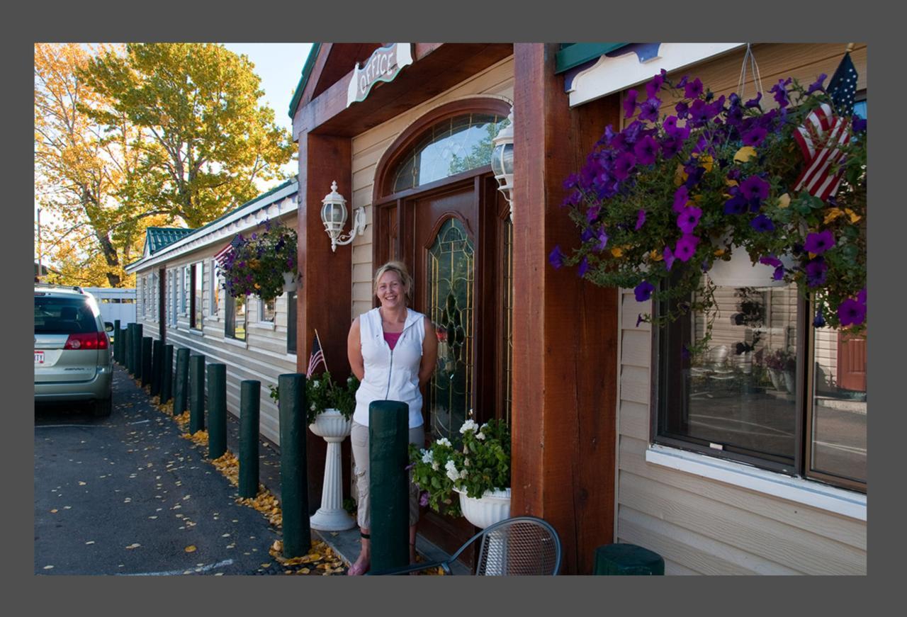 Dancing Bears Inn East Glacier Park Village Exterior photo